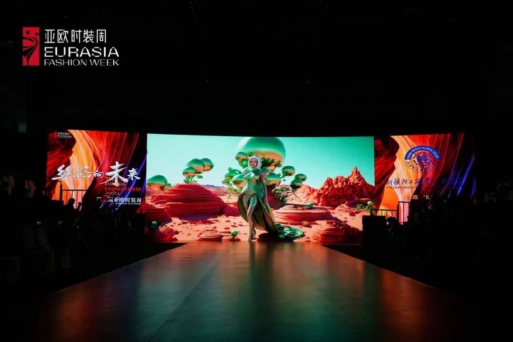 图源：喔图闪传直播平台 时装秀现场