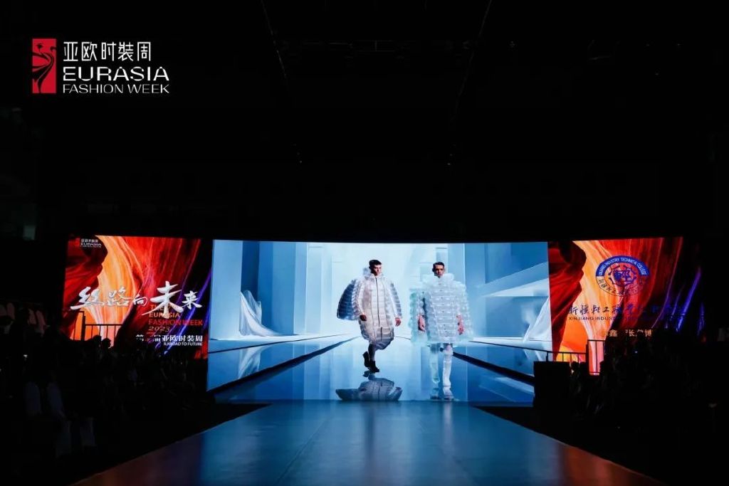 图源：喔图闪传直播平台时装秀现场