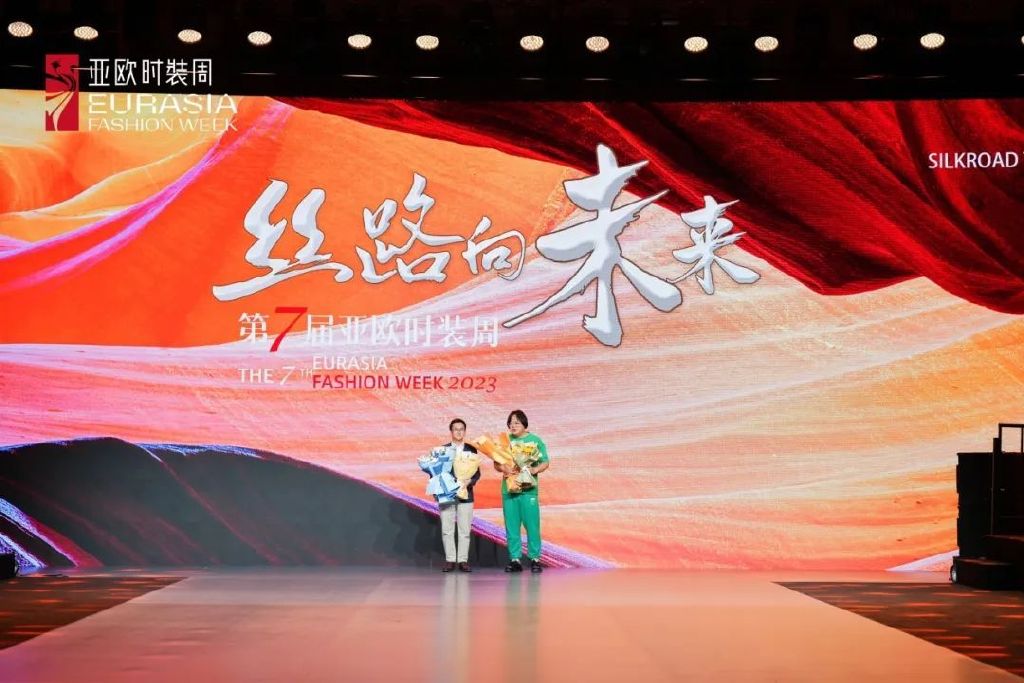 图源：喔图闪传直播平台   ;  左：陈鑫  右：张虎博
